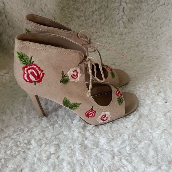 Betsey Johnson Light pink faux suede ankle lace up Sandals roses embroidery SZ10 - Picture 1 of 9